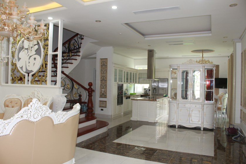 Furnished 4 bedroom Vinhomes Riverside villa rent next to BIS