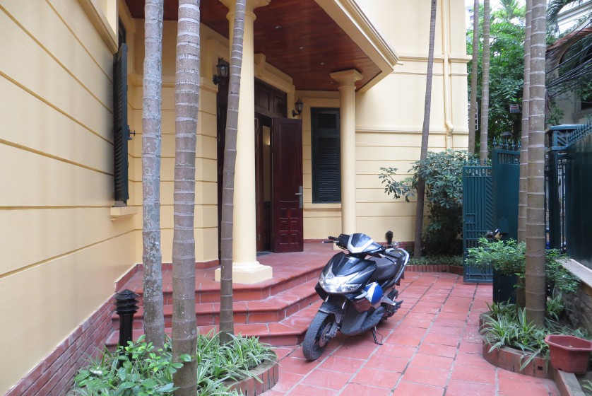 Tay Ho house for rent with 4 bedrooms, 300m2 with unfurnished