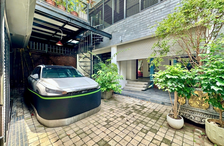 Car access house in Long Bien Hanoi for rent with furnished