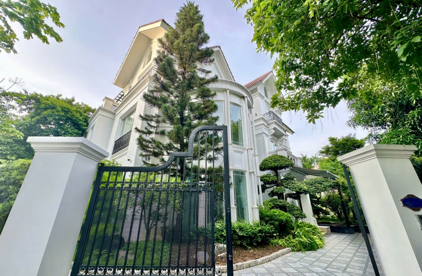 Massive detached villa in Vinhomes Riverside for rent with 4beds
